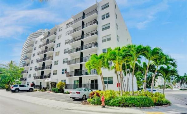 Leisure House, 3000 Riomar St #402, Fort Lauderdale, Florida 33304, image 1