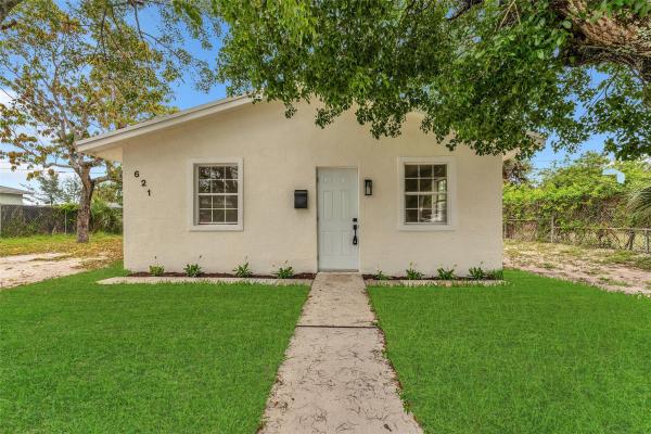 Latona Court, 621 Latona Ave, Lake Worth Beach, Florida 33460, image 1