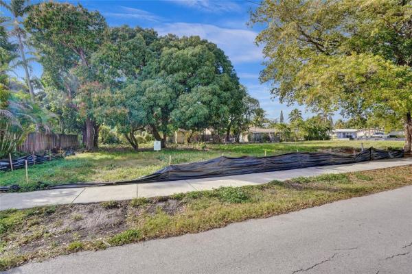 Central Oakland Park, 3361 NE 11th Ave, Oakland Park, Florida 33334, image 2