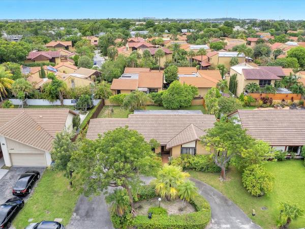 Sky Lake Villas, 20100 NE 10th Place Way, Ives Estates, Florida 33179, image 2