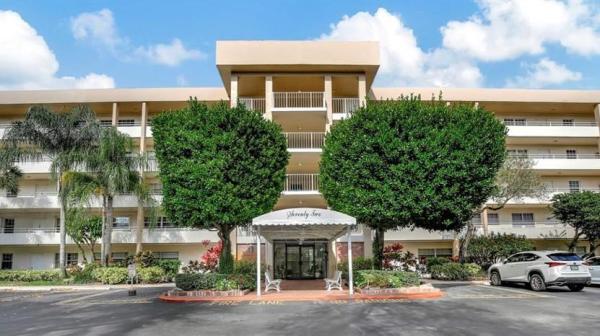 Palm-Aire Country Club 6, 3850 Oaks Clubhouse Dr #405, Pompano Beach, Florida 33069, image 1