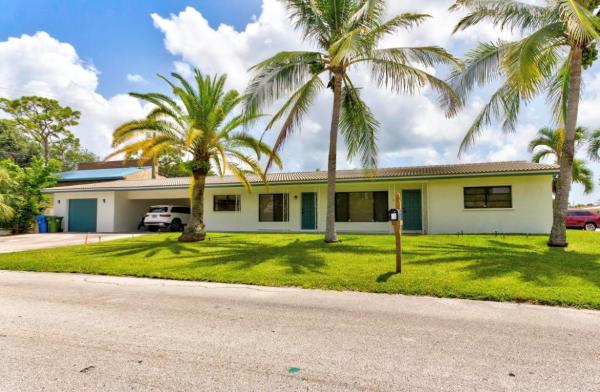 Manor Square, 2500 NE 16th Ave, Wilton Manors, Florida 33305, image 1