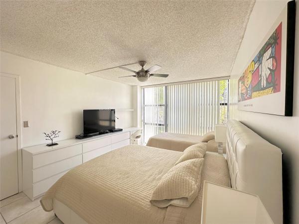 Plaza Of The Americas, 17021 N Bay Rd #321, Sunny Isles Beach, Florida 33160, image 1