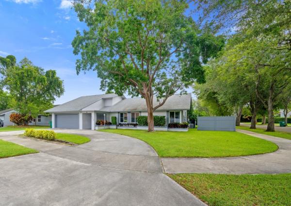 10115 E Calusa Club Dr, Miami, Florida 33186, image 1
