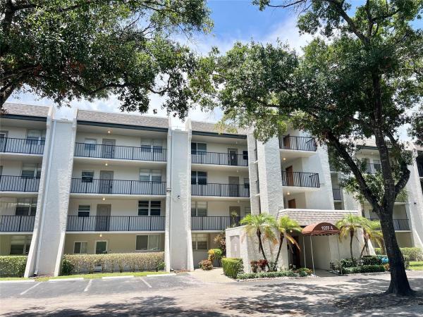 Lagoon Place, 9235 Lagoon Pl #204, Davie, Florida 33324, image 1