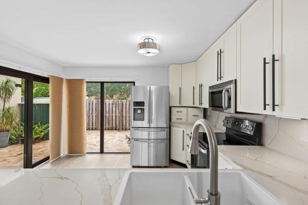 City View Townhomes, 360 City View Dr, Fort Lauderdale, Florida 33311, image 2