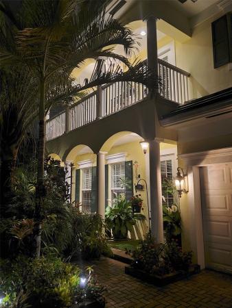 Petite, 101 NE 21st St, Wilton Manors, Florida 33305, image 1