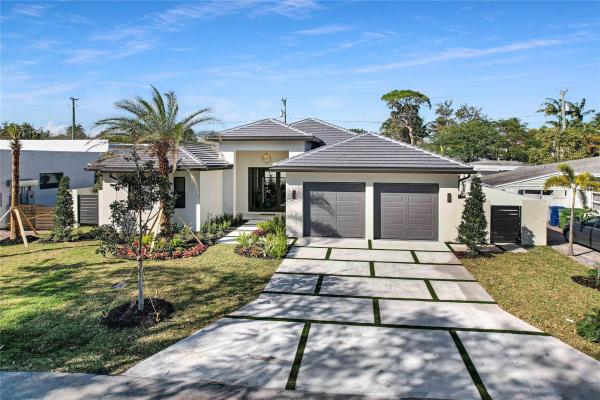 Petite, 317 NE 21st St, Wilton Manors, Florida 33305, image 1