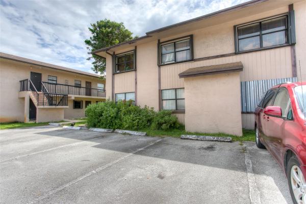 Lago Grande, 2500 W 67th Pl #22-26, Hialeah, Florida 33016, image 1