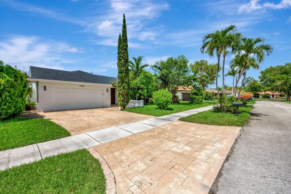 11605 SW 100th Ter, Unincorporated Dade County, Florida 33176, image 1