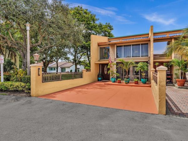 Majestic View, 701 E Coco Plum Cir #8, Plantation, Florida 33324, image 1