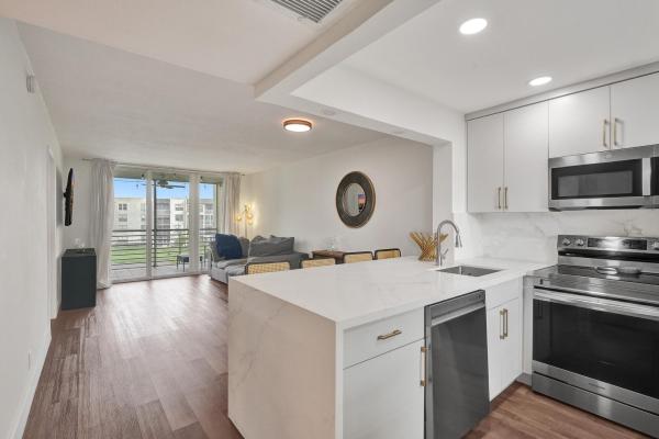 Poinciana Place Of Pine Island Ridge, 9420 Poinciana Pl #311, Davie, Florida 33324, image 1