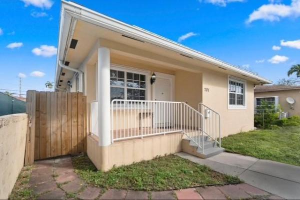 Atlantic Shores Dixie Highway, 701 NE 6th St, Hallandale Beach, Florida 33009, image 1