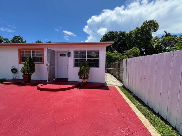 Curry, 910 NW 43rd St, Miami, Florida 33127, image 1
