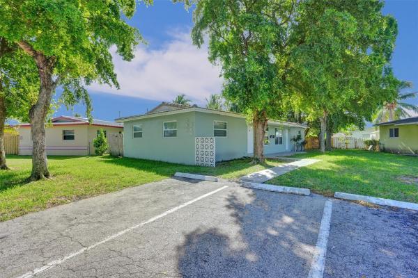 Boniello Gardens, 260-268 NE 41st St, Oakland Park, Florida 33334, image 1