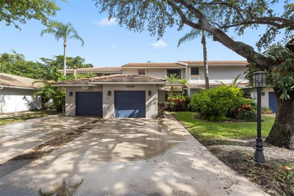 The Townhomes Of Deer Creek, 3249 Deer Creek Lake Shore Dr #32, Deerfield Beach, Florida 33442, image 1