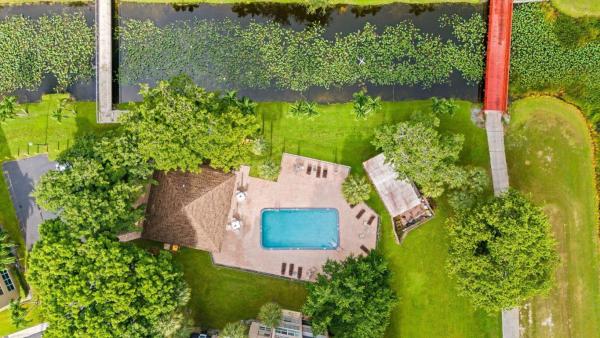 Tangerine Of Pine Island Ridge, 9440 Tangerine Pl #301, Davie, Florida 33324, image 2