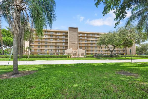 Waters Edge Towers, 4570 NW 18th Ave #604, Deerfield Beach, Florida 33064, image 1
