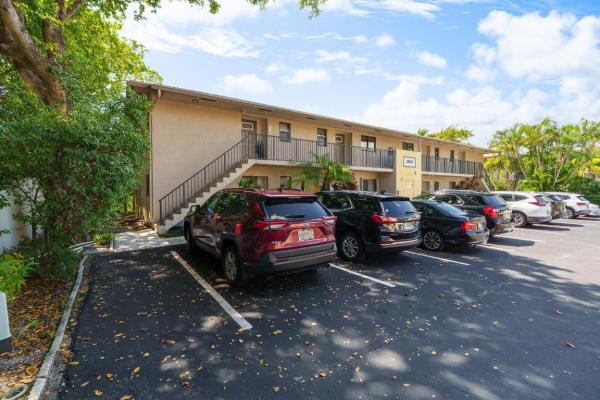 Middle River Homes, 2918 NE 8th Ter #204, Oakland Park, Florida 33334, image 2