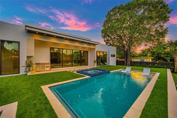 Sunset Manors, 215 NE 28th Ct, Wilton Manors, Florida 33334, image 2