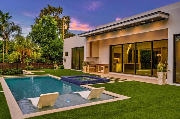 Sunset Manors, 215 NE 28th Ct, Wilton Manors, Florida 33334, image 1