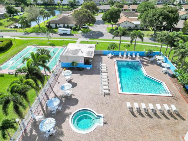 The Meadows Of Crystal Lake, 1622 SW 19th Ave, Deerfield Beach, Florida 33442, image 2