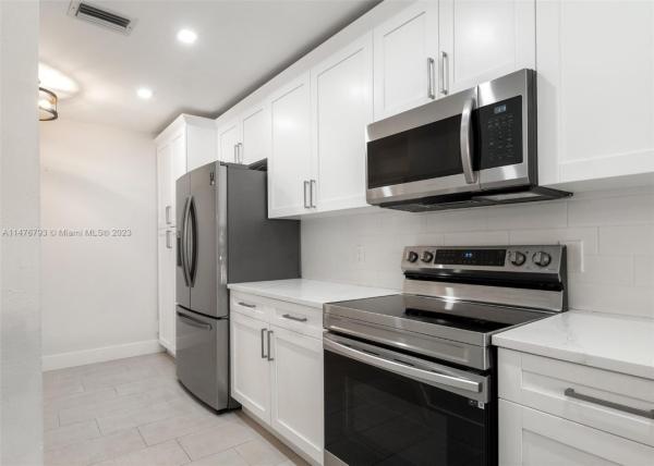 Southport Townhomes, 700 SE 14th St #J, Fort Lauderdale, Florida 33316, image 2