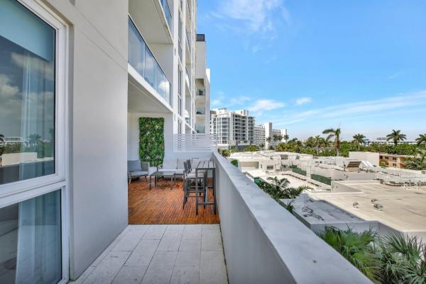 Tiffany House, 401 N Birch Rd #413, Fort Lauderdale, Florida 33304, image 1