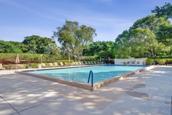 Oaks Way At Palm-Aire, 535 Oaks Dr #506, Pompano Beach, Florida 33069, image 2