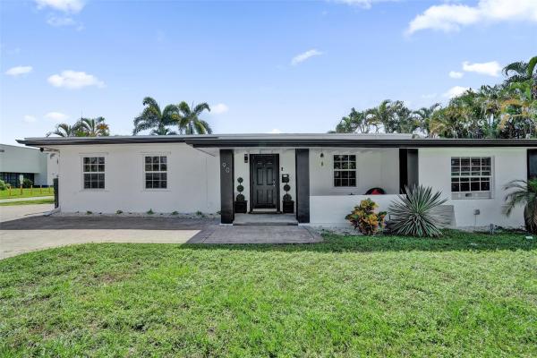 Petite, 90 NE 26th St, Wilton Manors, Florida 33305, image 1