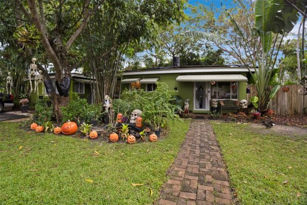 Petite, 2020 NE 4th Ave, Wilton Manors, Florida 33305, image 1