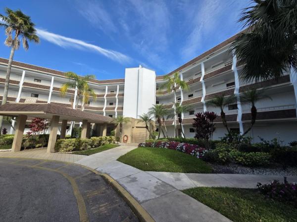 Versailles Court At The Fountains Country Club, 4770 Fountains Dr S #303, Lake Worth, Florida 33467, image 3