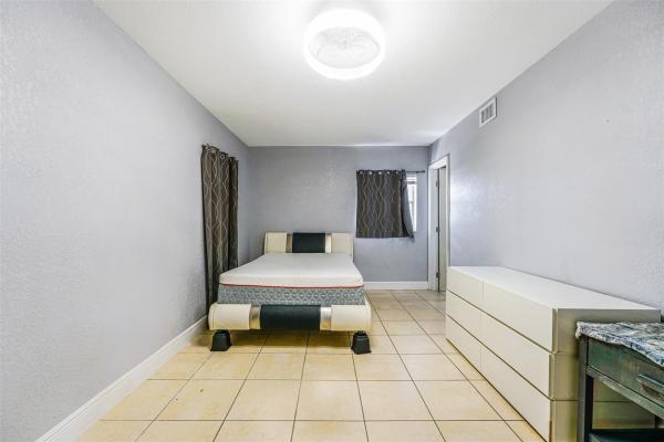 Town & Country, 3730 NW 21st St #306, Lauderdale Lakes, Florida 33311, image 3