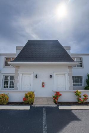 Venetian Park East, 916 NE 27th Ave, Hallandale Beach, Florida 33009, image 1