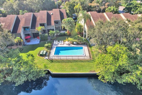 Middle River Townhouses, 81 NE 17th Ct, Fort Lauderdale, Florida 33305, image 1