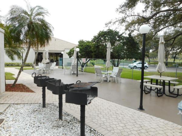 Rolling Hills Golf And Tennis Club, 3300 W Rolling Hills Cir #610, Davie, Florida 33328, image 3