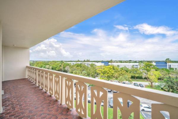 Canongate, 800 NE 195th St #601, Ives Estates, Florida 33179, image 2