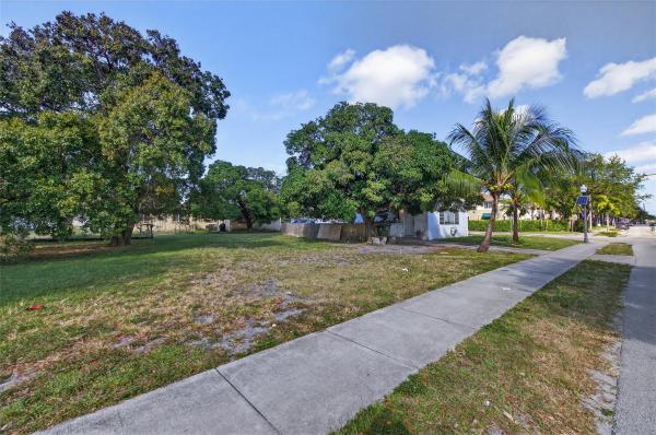 Seminole, 900 NW 2nd St, Fort Lauderdale, Florida 33311, image 1
