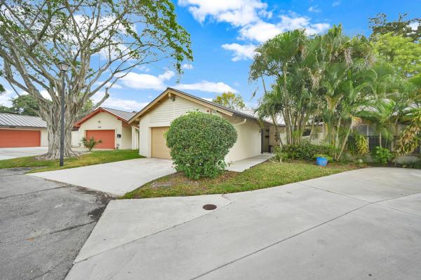 The Hills Of Inverrary, 3465 Spring Bluff Pl #18, Lauderhill, Florida 33319, image 2