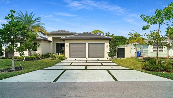 Petite, 317 NE 21st St, Wilton Manors, Florida 33305, image 1