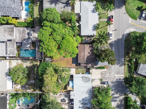 Petite, 235 NE 21st St, Wilton Manors, Florida 33305, image 1