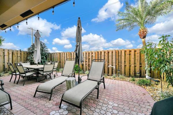 Forest Oak, 251 W Forest Oak Cir, Davie, Florida 33325, image 1