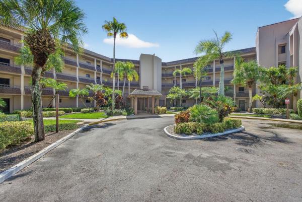 Versailles Court At The Fountains Country Club, 4770 Fountains Dr S #104, Lake Worth, Florida 33467, image 2