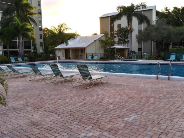 Le Club At Cypress Bend, 2112 S Cypress Bend Dr #207, Pompano Beach, Florida 33069, image 2