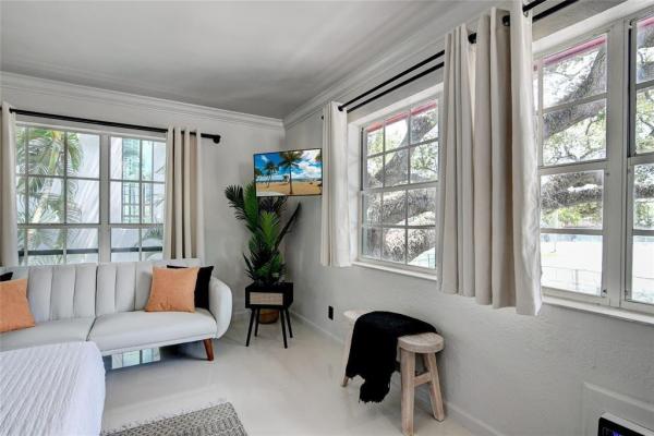 Colee Hammock, 1007 SE 2nd Ct #1-8, Fort Lauderdale, Florida 33301, image 2