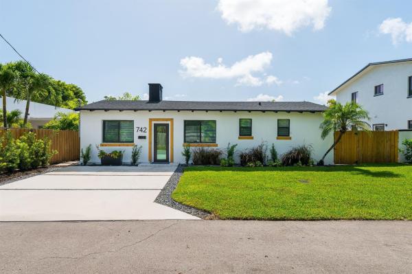 Victoria Courts, 742 NE 17th Ave, Fort Lauderdale, Florida 33304, image 1