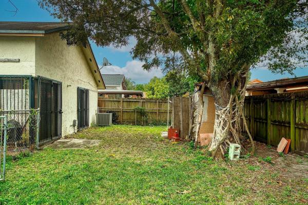 Les Chalets, 602 SW 99th Pl, Fountainebleau, Florida 33174, image 2