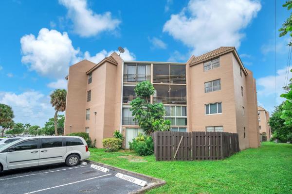 Le Chateau, 3100 N Pine Island Rd #306, Sunrise, Florida 33351, image 3