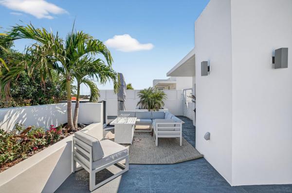 Holiday Park, 708 NE 14th Ave #206, Fort Lauderdale, Florida 33304, image 1