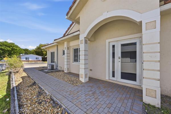 Pine Crest, 911 NE 12th Ave #1-2, Pompano Beach, Florida 33060, image 1